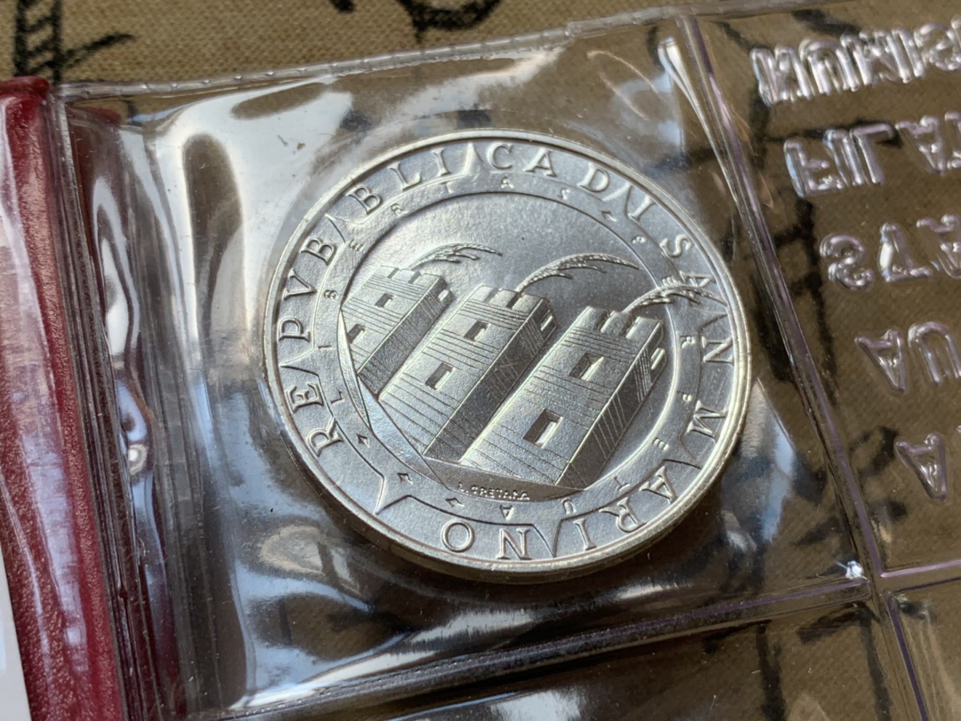 《竞宝斋》第80场-本周日，周一 2场连拍（全场不限金额包邮） 钱包装 圣马力诺 1992年  十枚装 哥伦布航海 1000里拉大银币一枚 完美状态