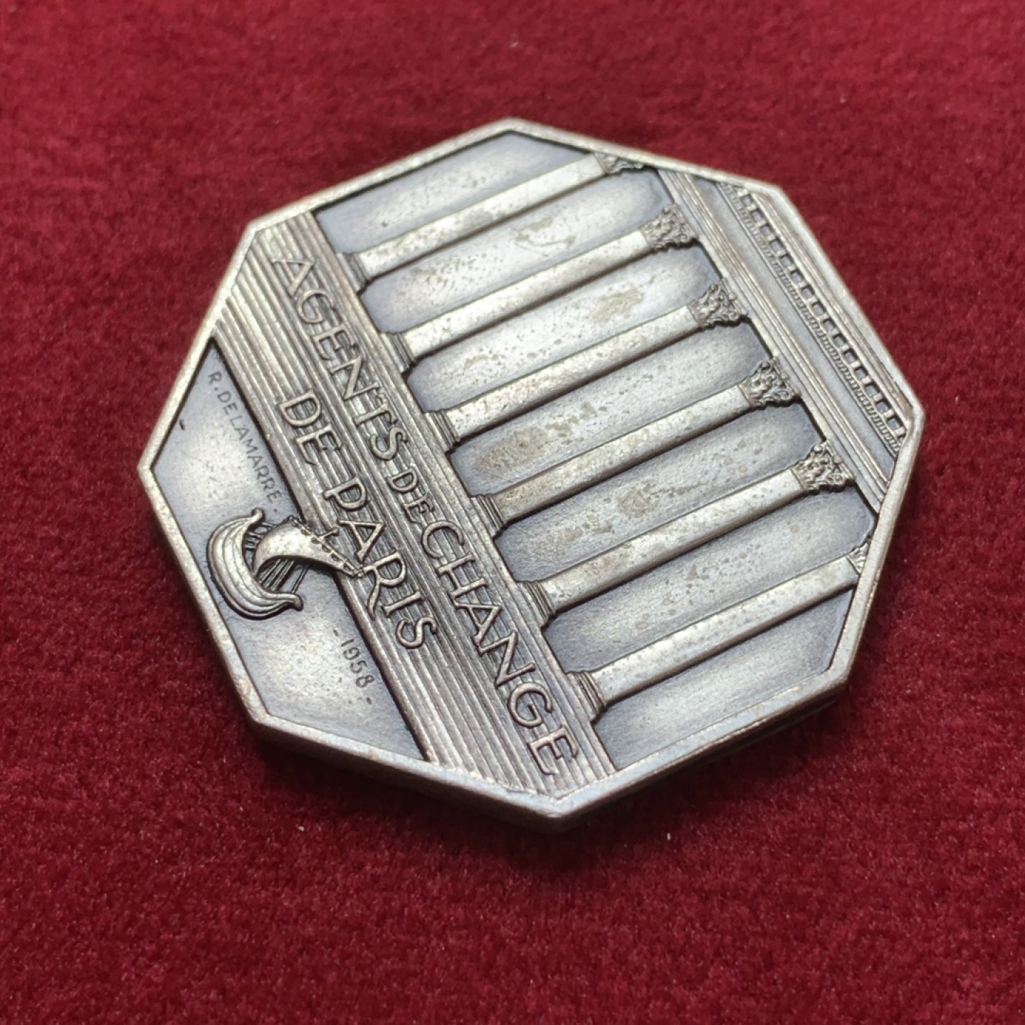 《竞宝斋》第80场-本周日，周一 2场连拍（全场不限金额包邮） 法国1958年巴黎股票经纪人公司八角银章，,19.8克32mm丰饶角AR边铭