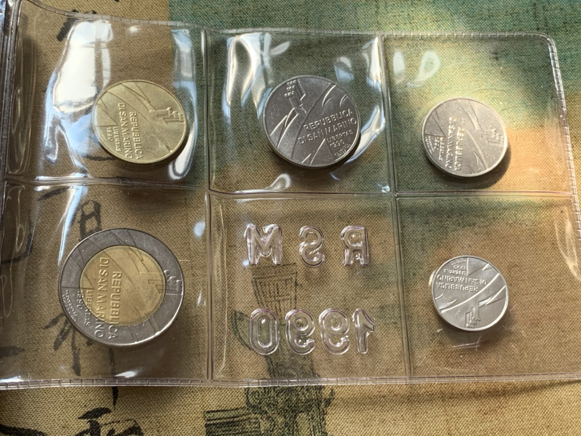 《竞宝斋》第80场-本周日，周一 2场连拍（全场不限金额包邮） 钱包装 圣马力诺 1990年 圣马力诺1990年 十枚装 过去与未来主题 带1000里拉大银币一枚 完美状态