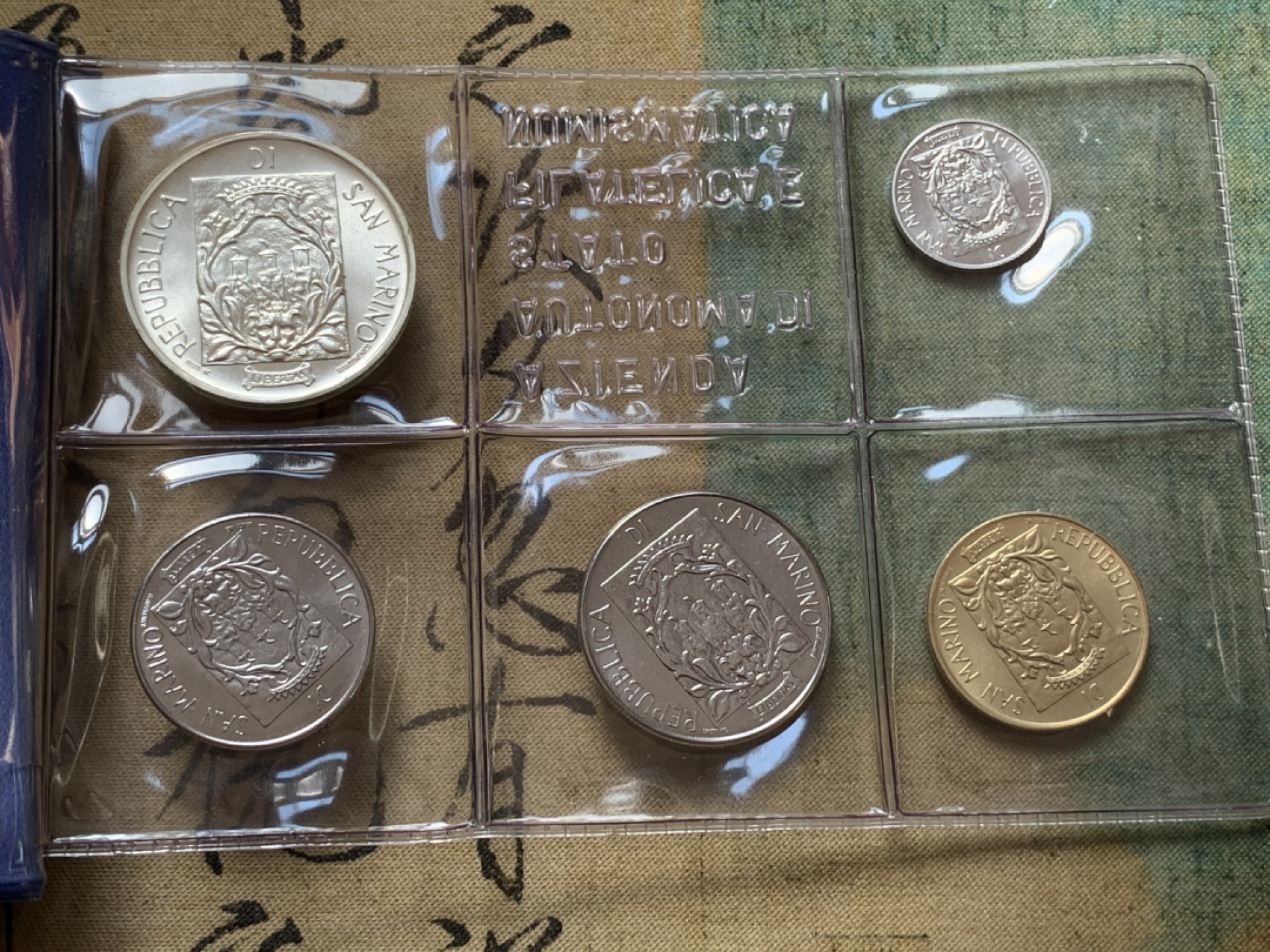 《竞宝斋》第80场-本周日，周一 2场连拍（全场不限金额包邮） 钱包装 圣马力诺 1988年 十枚套币 最大一枚是1000里拉银币 完美状态