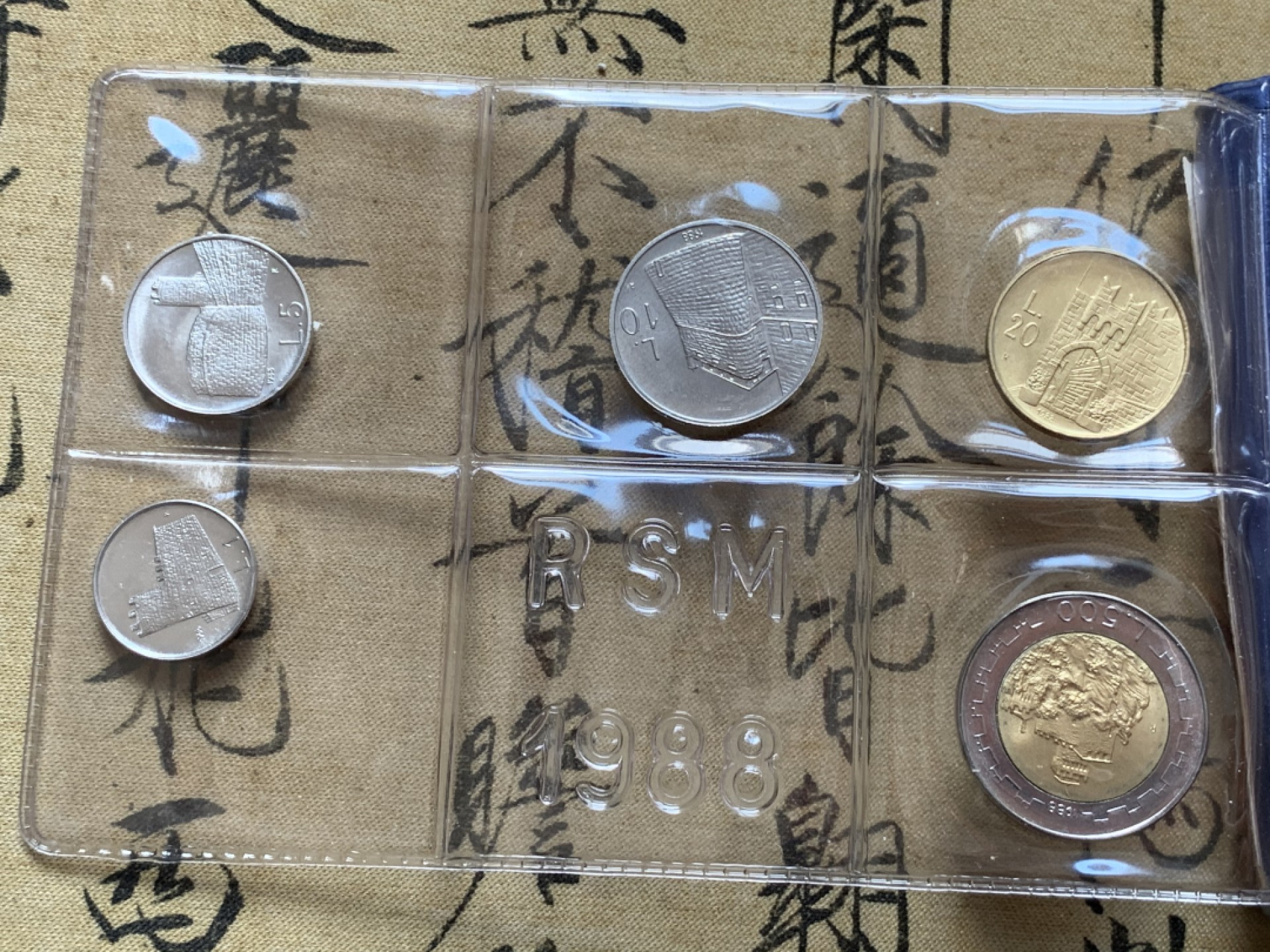 《竞宝斋》第80场-本周日，周一 2场连拍（全场不限金额包邮） 钱包装 圣马力诺 1988年 十枚套币 最大一枚是1000里拉银币 完美状态