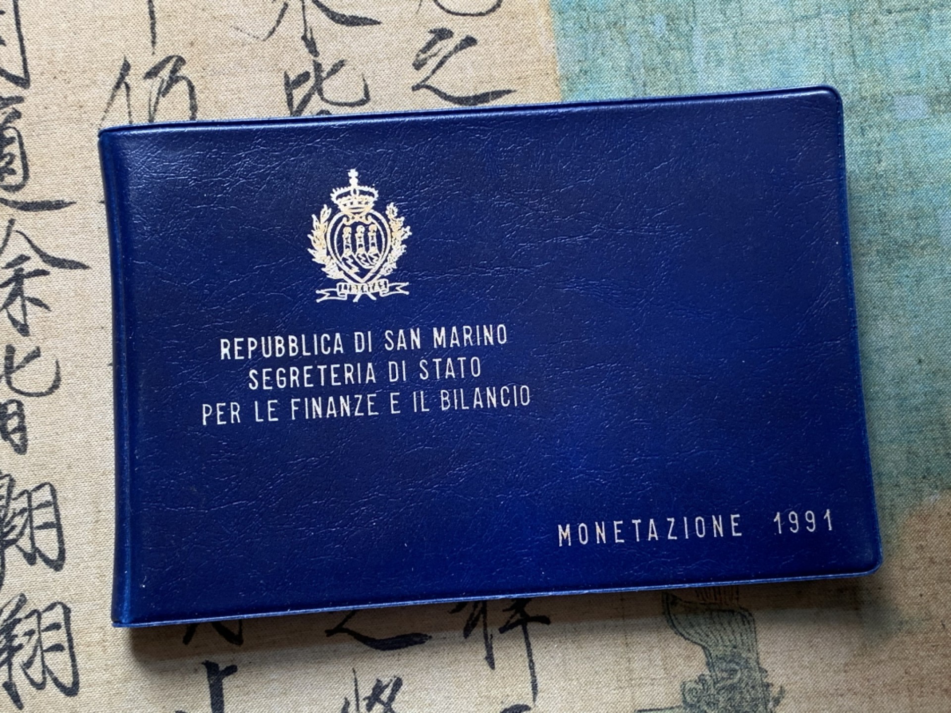 《竞宝斋》第80场-本周日，周一 2场连拍（全场不限金额包邮） 钱包装 圣马力诺 1991年 圣马力诺1991年 十枚装 和平鸽 1000里拉大银币一枚 完美状态