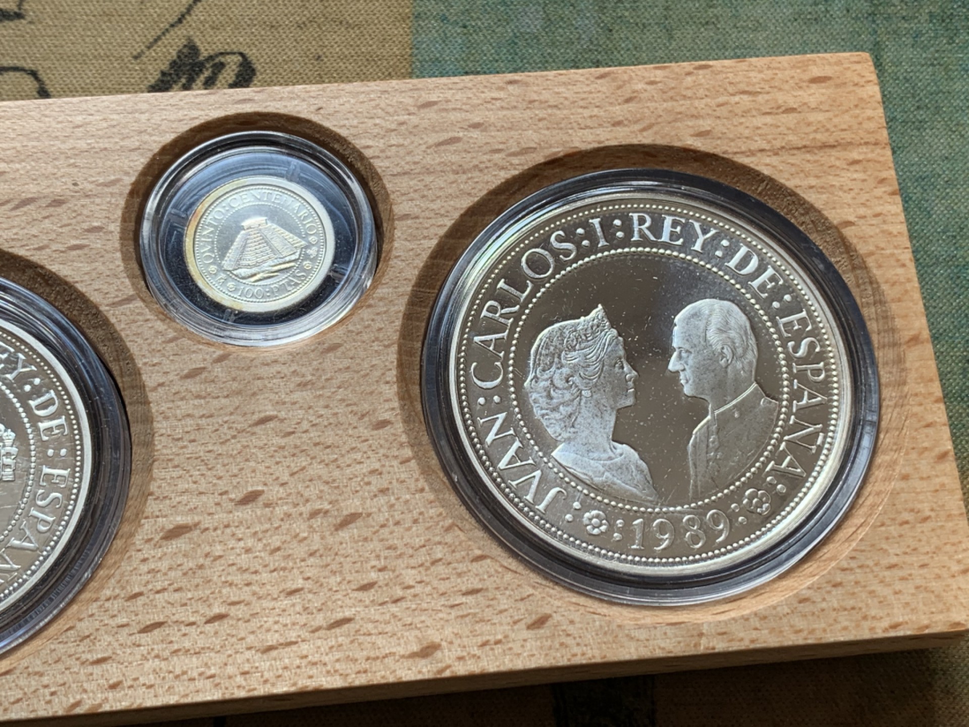 《竞宝斋》第80场-本周日，周一 2场连拍（全场不限金额包邮） 925银，币重49.3克 原盒证书 西班牙发现新大陆五百周年纪念 1989年 五枚套一组银币 非常漂亮