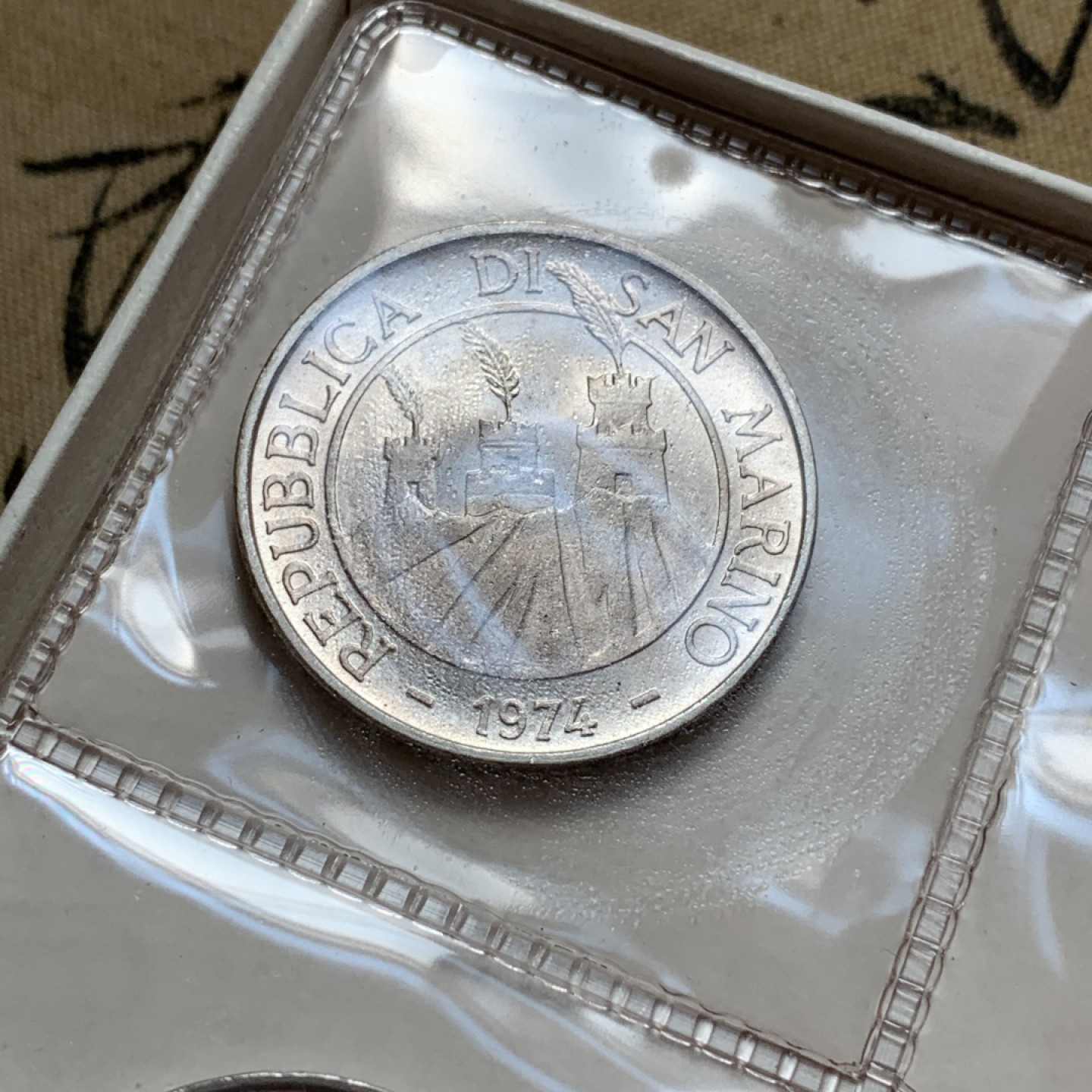 《竞宝斋》第80场-本周日，周一 2场连拍（全场不限金额包邮） 原盒证书 圣马力诺 1974年 八枚封装 带500里拉银币一枚