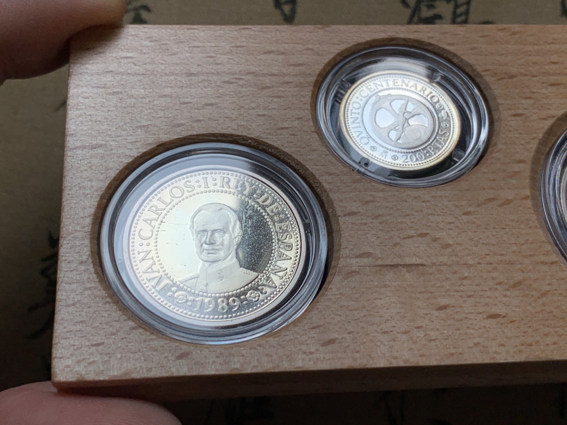 《竞宝斋》第80场-本周日，周一 2场连拍（全场不限金额包邮） 925银，币重49.3克 原盒证书 西班牙发现新大陆五百周年纪念 1989年 五枚套一组银币 非常漂亮