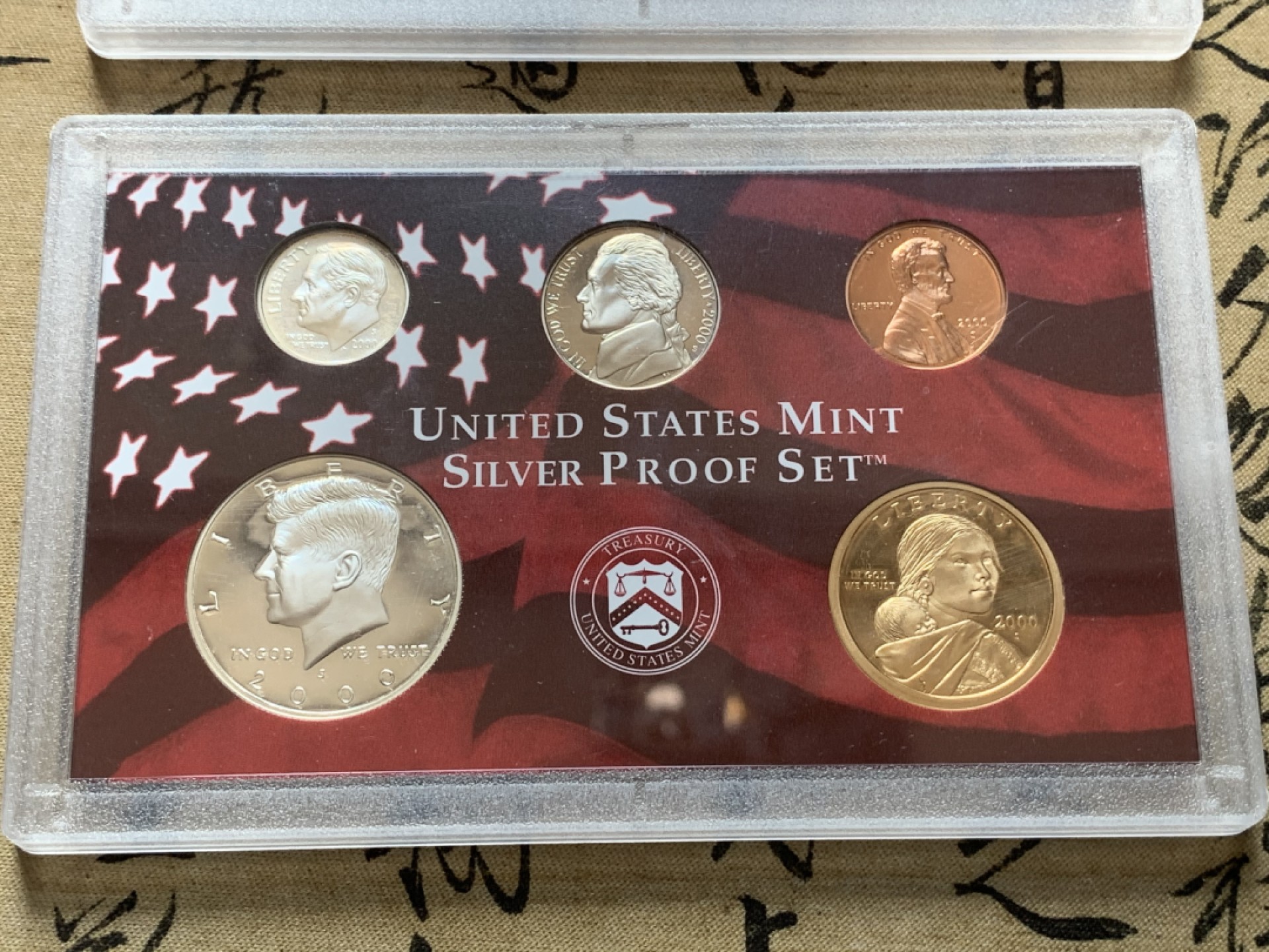 《竞宝斋》第80场-本周日，周一 2场连拍（全场不限金额包邮） 美国 2000年 盒装套币组合 内含2组套币 ，总计含7枚900银 银币 状态保存的非常好