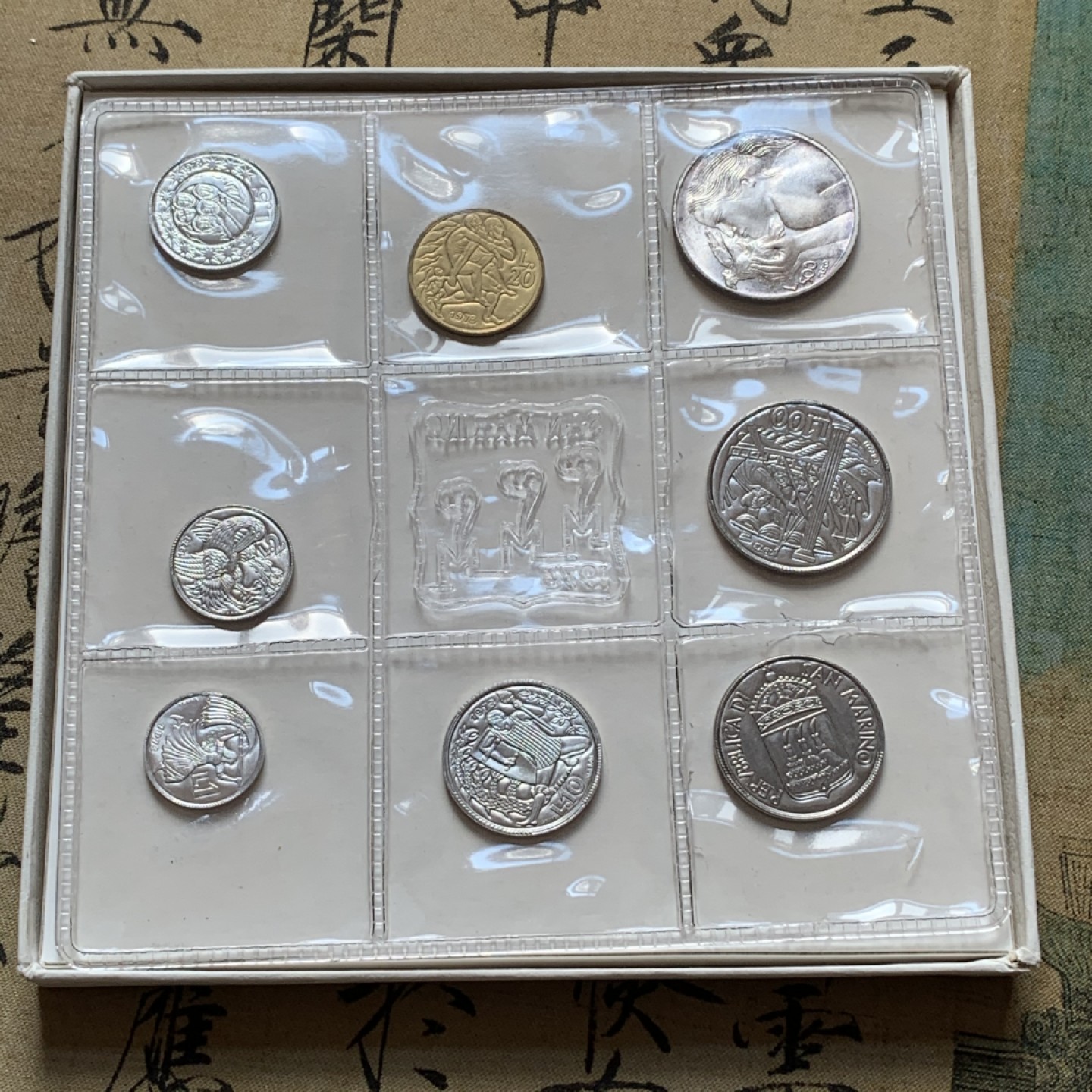 《竞宝斋》第80场-本周日，周一 2场连拍（全场不限金额包邮） 原盒证书 圣马力诺 1973年 八枚封装 带500里拉银币一枚