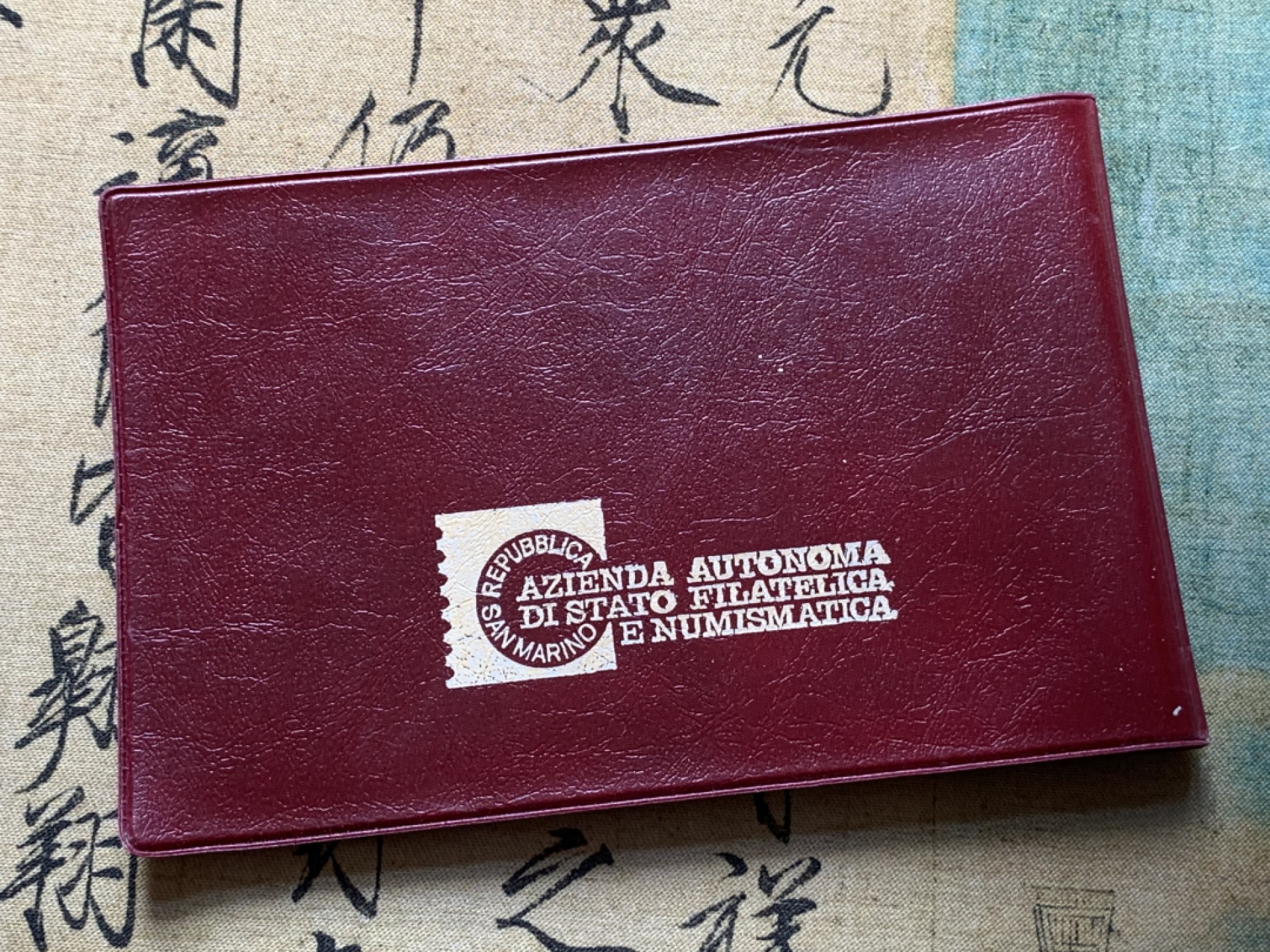 《竞宝斋》第80场-本周日，周一 2场连拍（全场不限金额包邮） 钱包装 圣马力诺 1992年  十枚装 哥伦布航海 1000里拉大银币一枚 完美状态