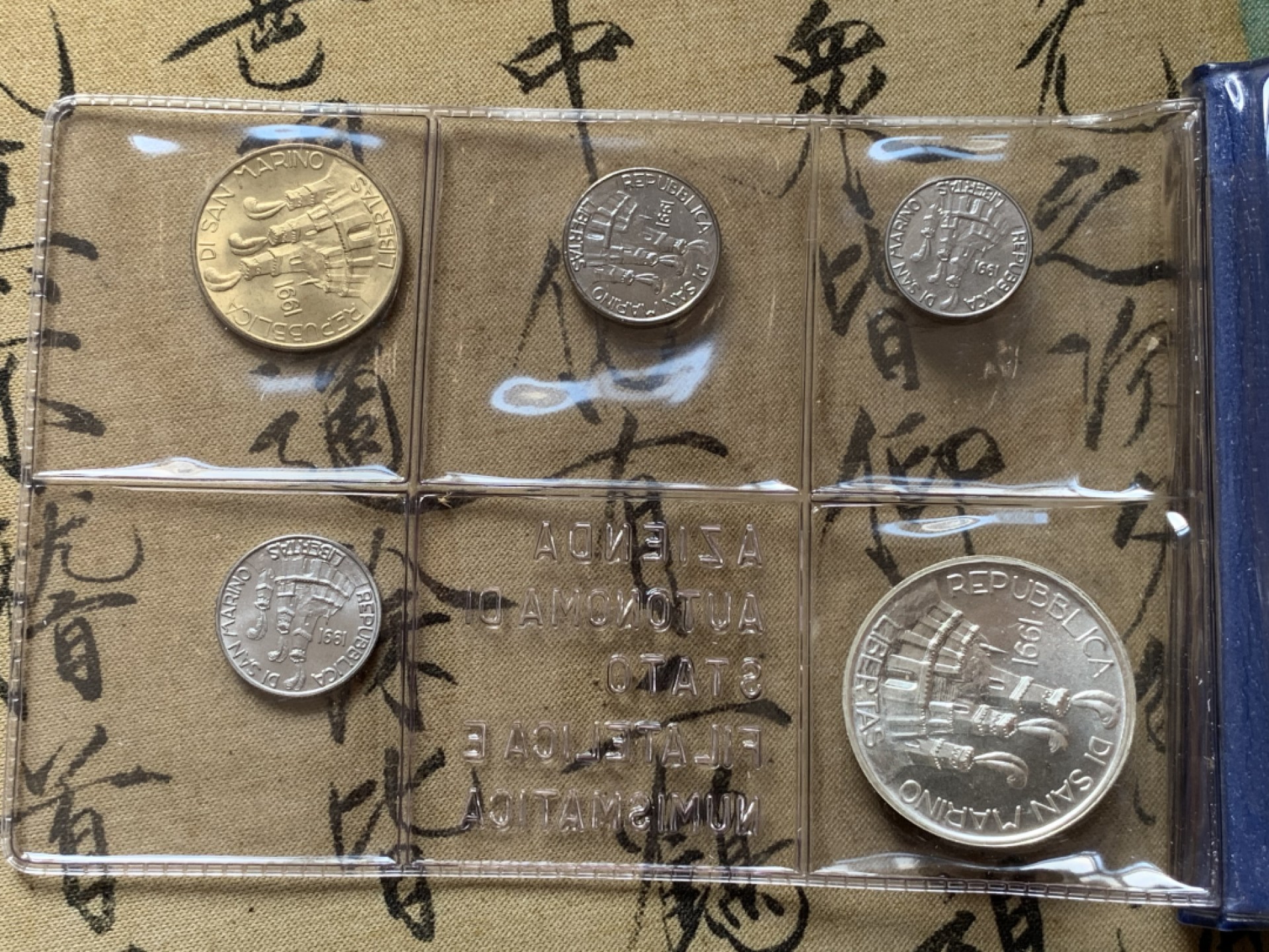 《竞宝斋》第80场-本周日，周一 2场连拍（全场不限金额包邮） 钱包装 圣马力诺 1991年 圣马力诺1991年 十枚装 和平鸽 1000里拉大银币一枚 完美状态