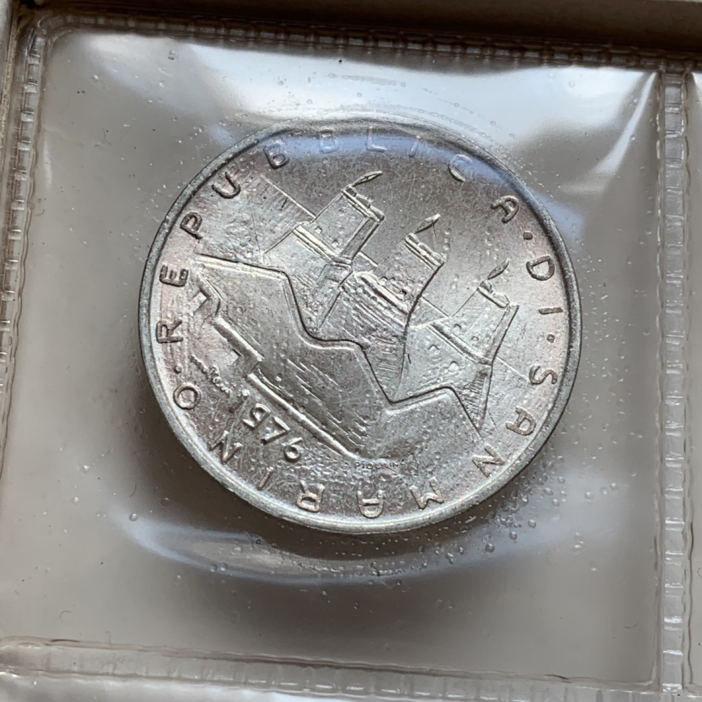 《竞宝斋》第80场-本周日，周一 2场连拍（全场不限金额包邮） 原盒证书 圣马力诺 1976年 八枚封装 带500里拉银币一枚