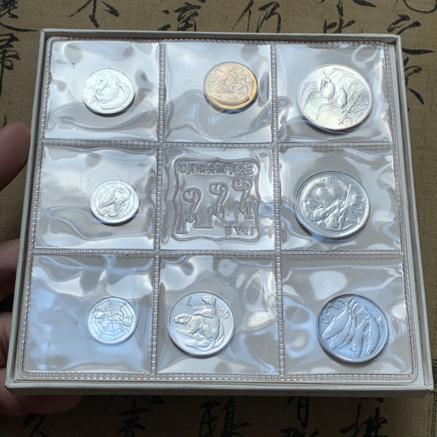 《竞宝斋》第80场-本周日，周一 2场连拍（全场不限金额包邮） 原盒证书 圣马力诺 1975年 八枚封装 带500里拉银币一枚