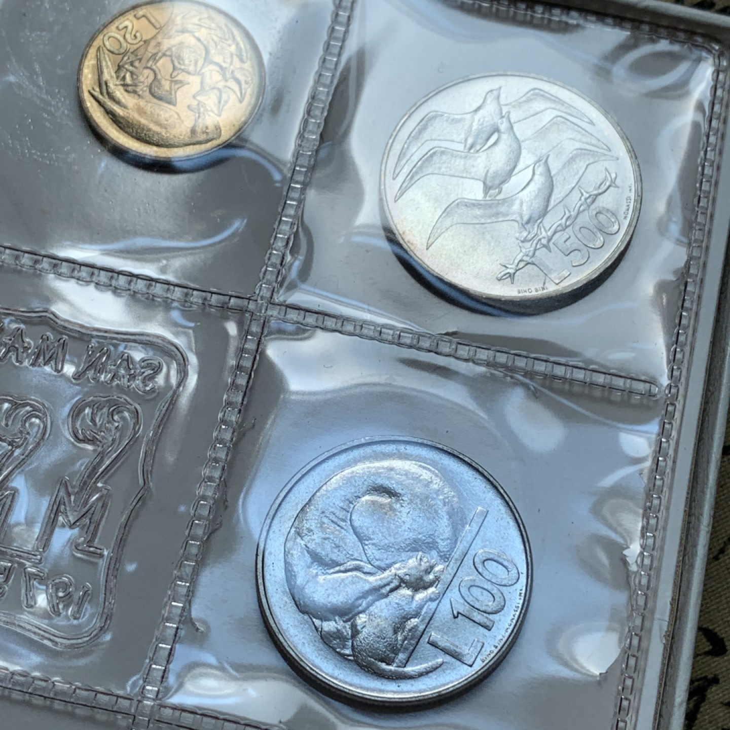 《竞宝斋》第80场-本周日，周一 2场连拍（全场不限金额包邮） 原盒证书 圣马力诺 1975年 八枚封装 带500里拉银币一枚