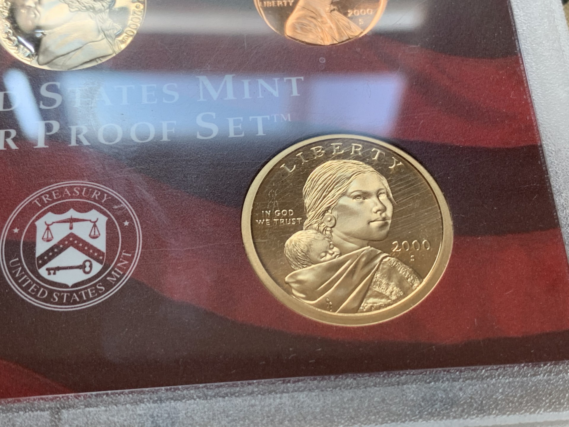 《竞宝斋》第80场-本周日，周一 2场连拍（全场不限金额包邮） 美国 2000年 盒装套币组合 内含2组套币 ，总计含7枚900银 银币 状态保存的非常好