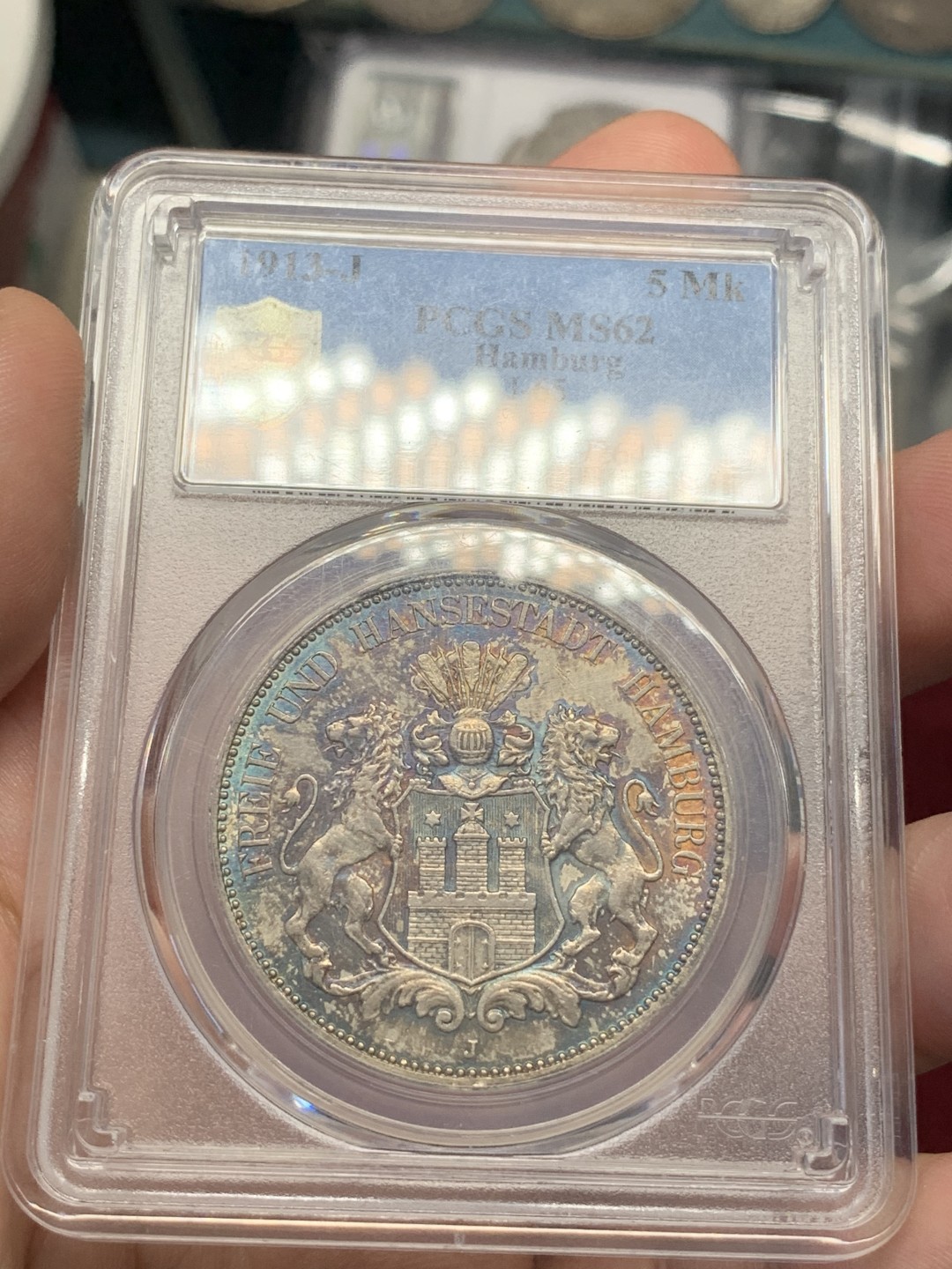 《竞宝斋》第80场-本周日，周一 2场连拍（全场不限金额包邮） PCGS MS62 德国汉堡自由市双狮 1913J 五马克大银币   双狮面带爆浆蓝绿彩 鹰面金色包浆 一币两种风格实属难得 极具观赏性