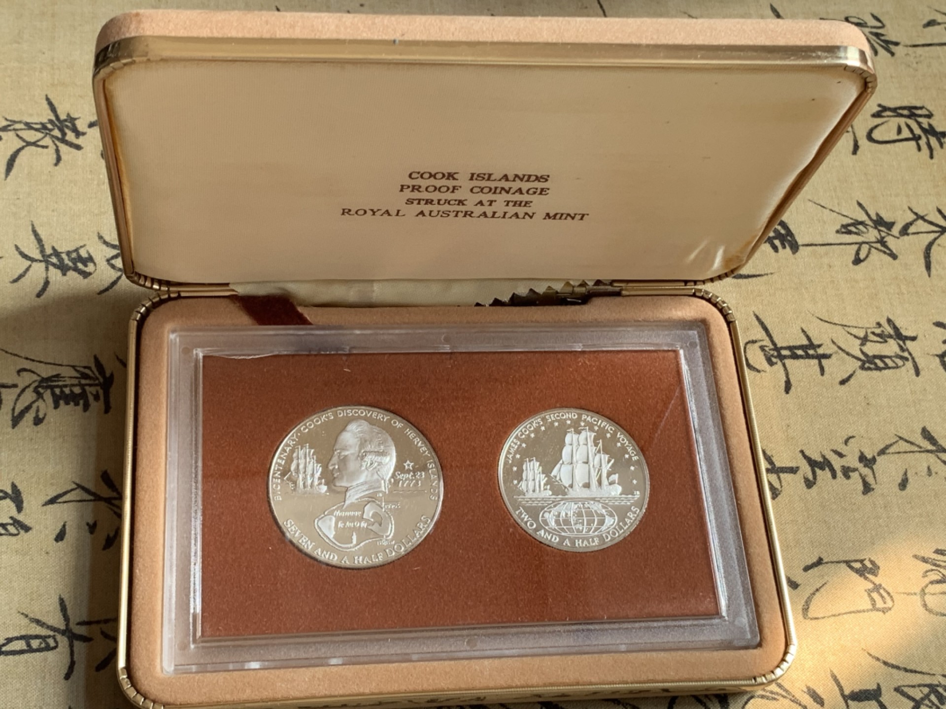 《竞宝斋》第80场-本周日，周一 2场连拍（全场不限金额包邮） 库克群岛 1973年 原盒 精致大银币2枚套