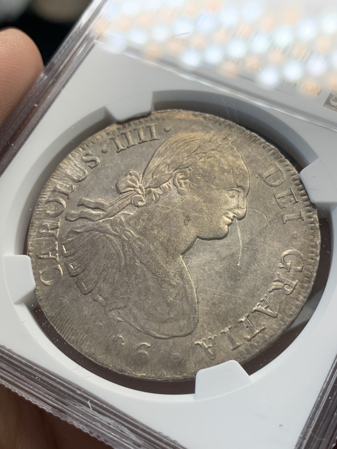 《竞宝斋》第80场-本周日，周一 2场连拍（全场不限金额包邮） NGC AU 墨西哥 1806年 卡四 8R 双柱大银币 底板 打制非常好  可惜有小划