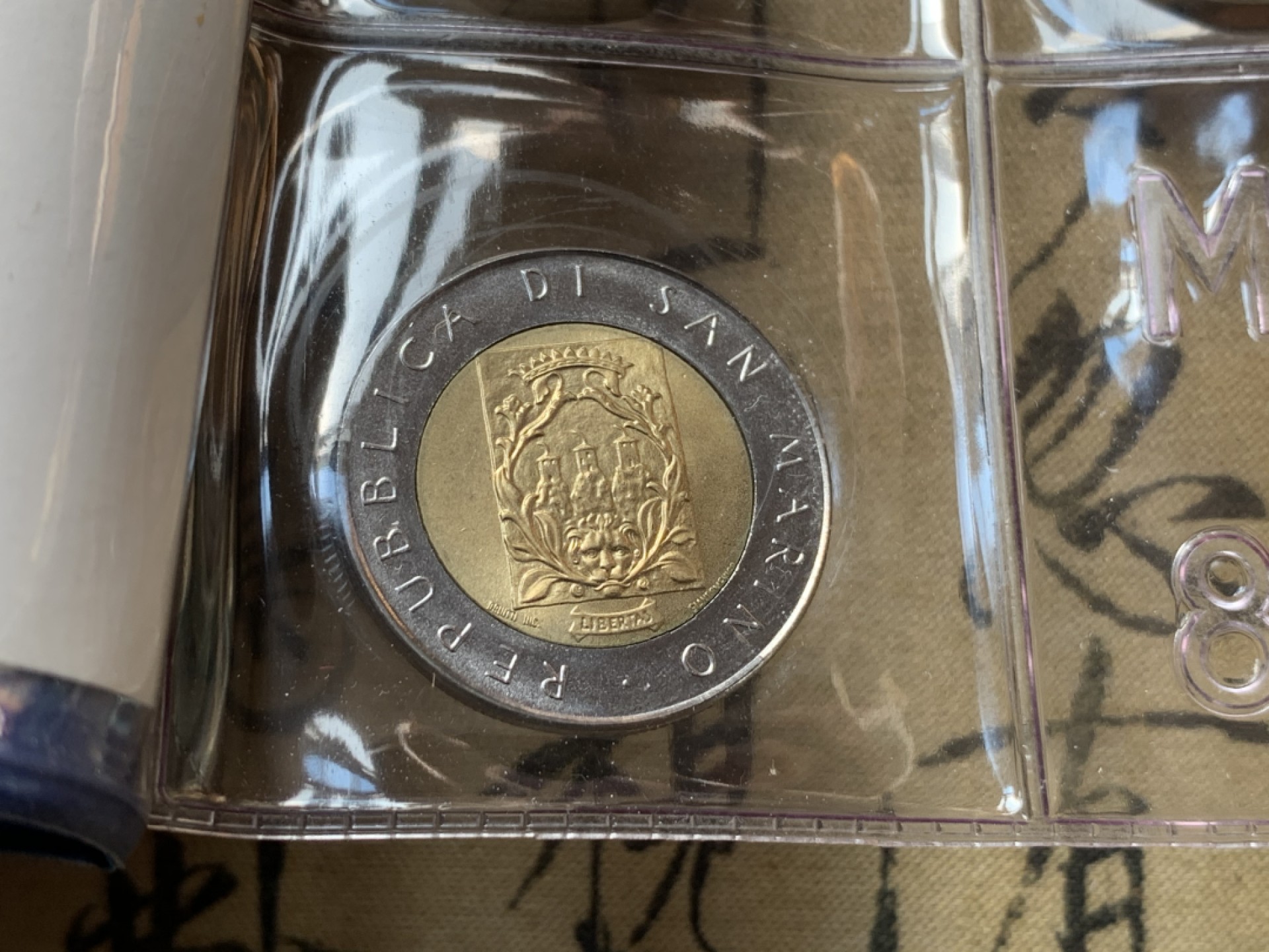 《竞宝斋》第80场-本周日，周一 2场连拍（全场不限金额包邮） 钱包装 圣马力诺 1988年 十枚套币 最大一枚是1000里拉银币 完美状态