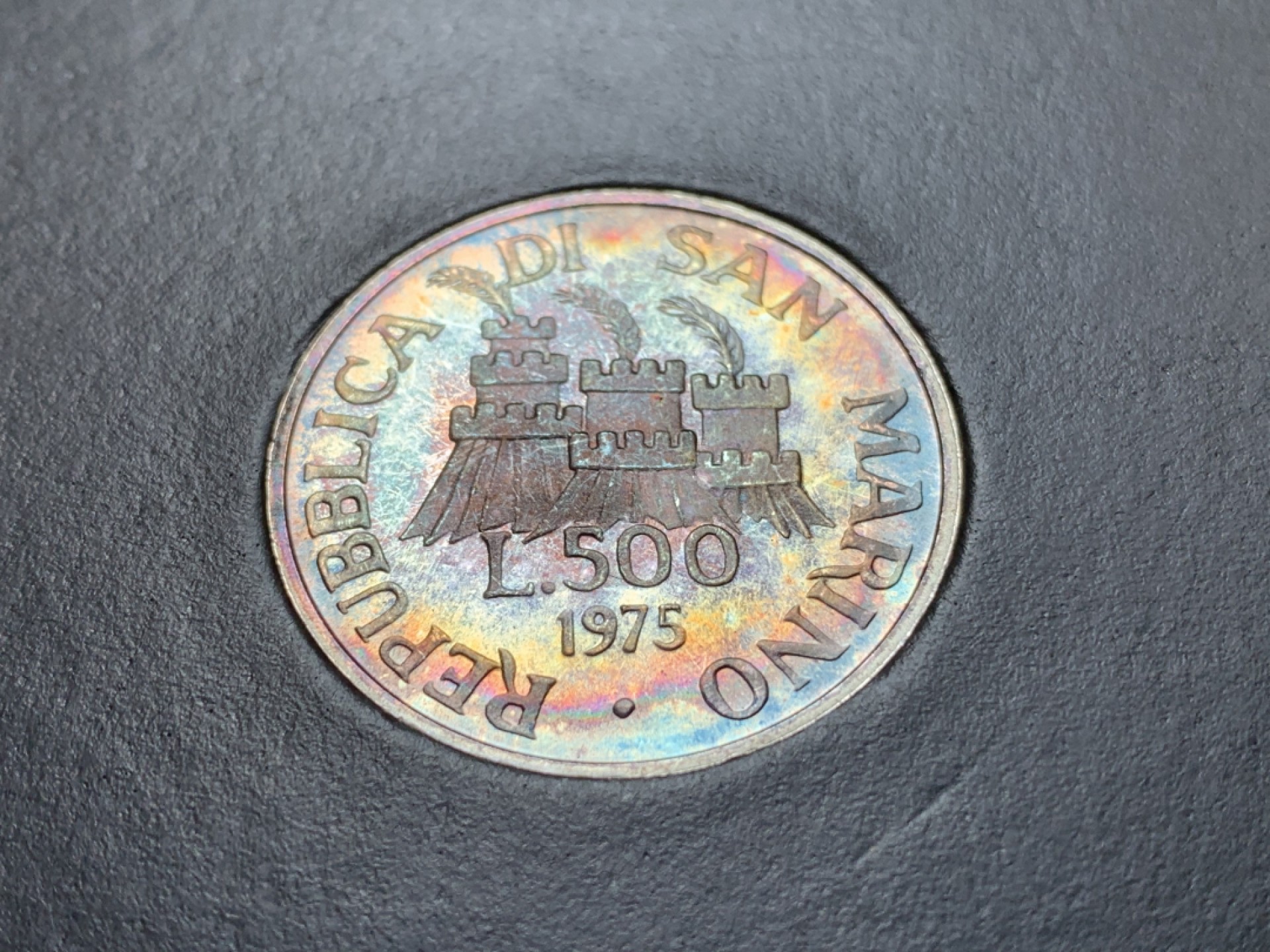 《竞宝斋》第80场-本周日，周一 2场连拍（全场不限金额包邮） 官方卡装 圣马力诺1975年 纪念钱币协会成立 500里拉银币 五彩包浆 非常漂亮