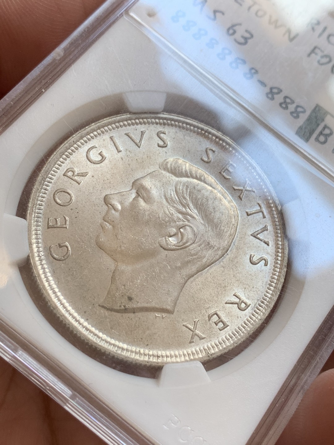 《竞宝斋》第80场-本周日，周一 2场连拍（全场不限金额包邮） 1952年南非5先令开普敦纪念大银币 转光好品 币友自制趣味盒子