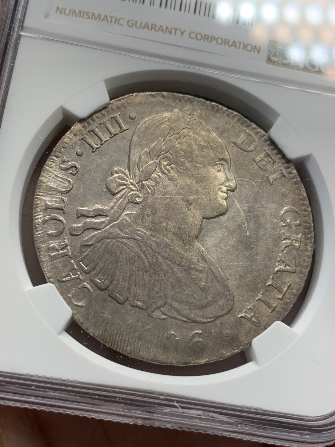 《竞宝斋》第80场-本周日，周一 2场连拍（全场不限金额包邮） NGC AU 墨西哥 1806年 卡四 8R 双柱大银币 底板 打制非常好  可惜有小划