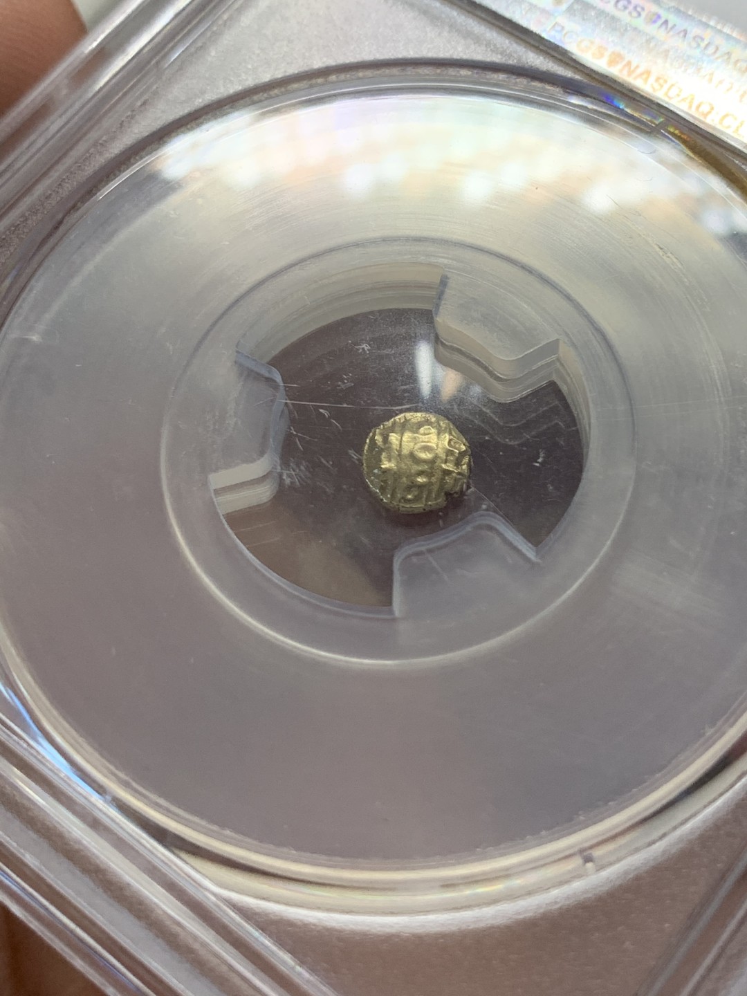 《竞宝斋》第80场-本周日，周一 2场连拍（全场不限金额包邮） PCGS MS63 原光印度1638-1662年间迈索尔1法南金币，正面毗湿奴神像，背面印度文字，盒子背面有小磕