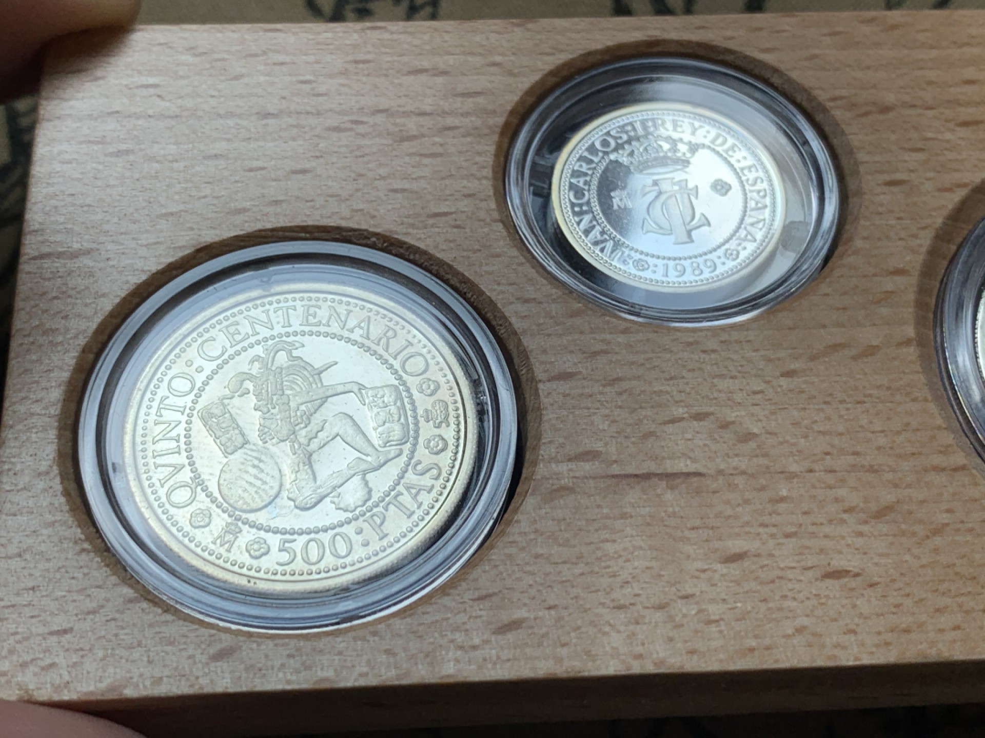 《竞宝斋》第80场-本周日，周一 2场连拍（全场不限金额包邮） 925银，币重49.3克 原盒证书 西班牙发现新大陆五百周年纪念 1989年 五枚套一组银币 非常漂亮