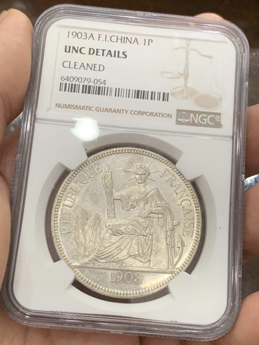 《竞宝斋》第80场-本周日，周一 2场连拍（全场不限金额包邮） 法属 印支 NGC UNC 1903年A版 坐人 1皮阿斯特 大银币 鼻子可见 转光一流 可博分
