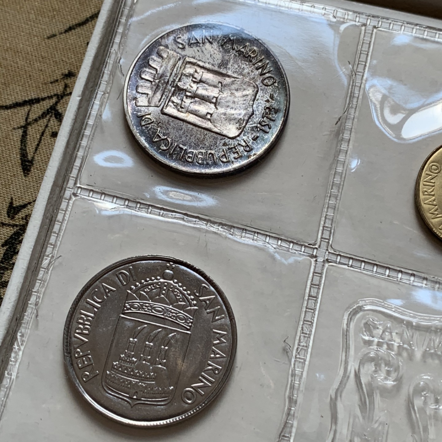 《竞宝斋》第80场-本周日，周一 2场连拍（全场不限金额包邮） 原盒证书 圣马力诺 1973年 八枚封装 带500里拉银币一枚