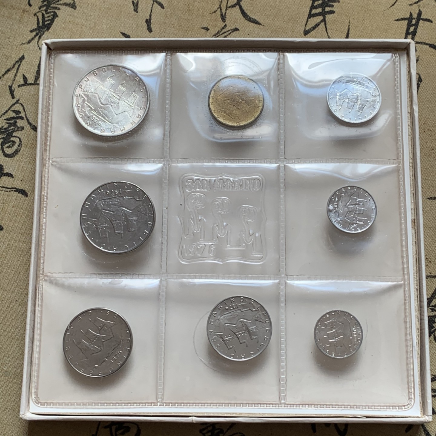 《竞宝斋》第80场-本周日，周一 2场连拍（全场不限金额包邮） 原盒证书 圣马力诺 1976年 八枚封装 带500里拉银币一枚