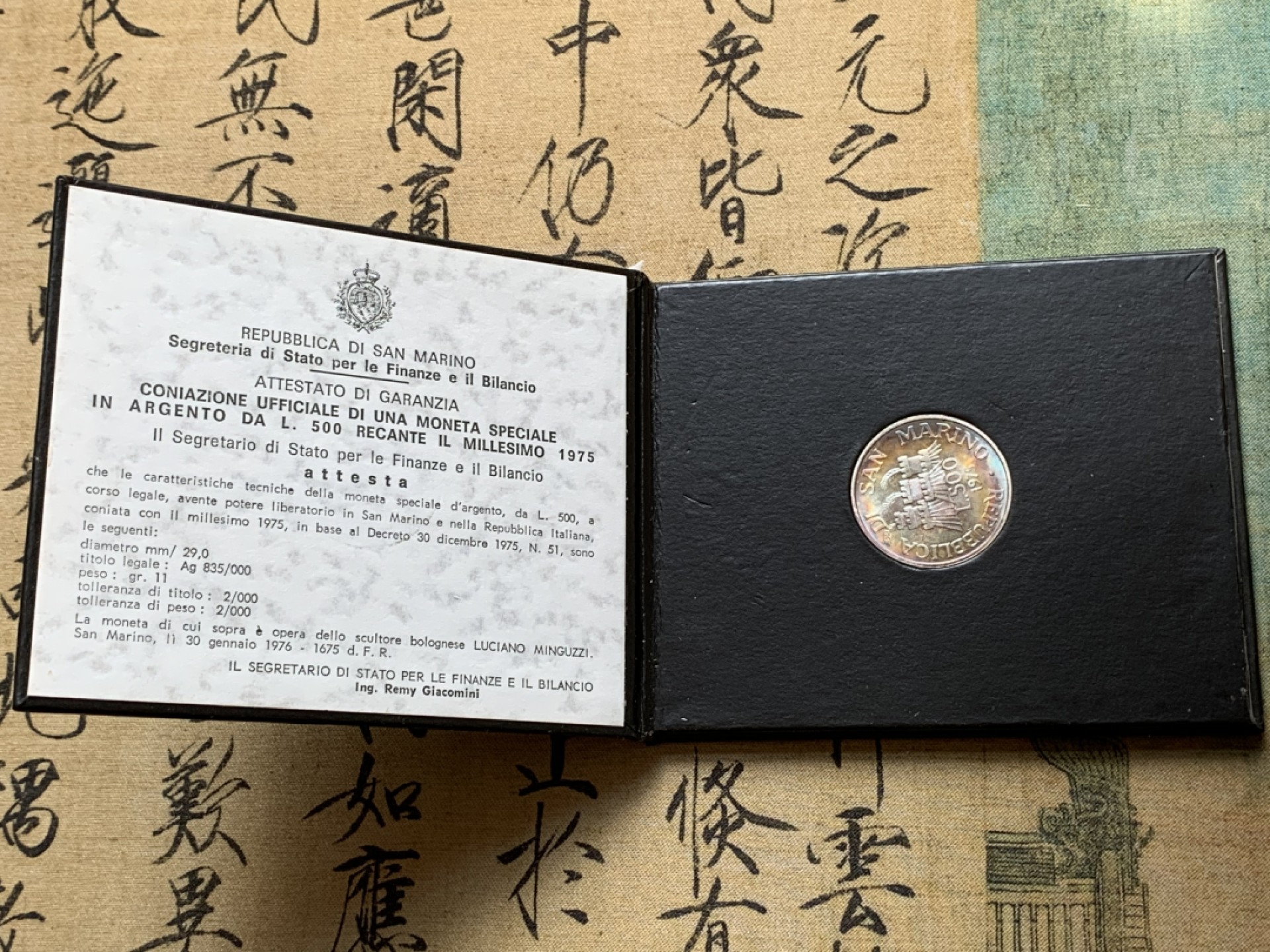 《竞宝斋》第80场-本周日，周一 2场连拍（全场不限金额包邮） 官方卡装 圣马力诺1975年 纪念钱币协会成立 500里拉银币 五彩包浆 非常漂亮