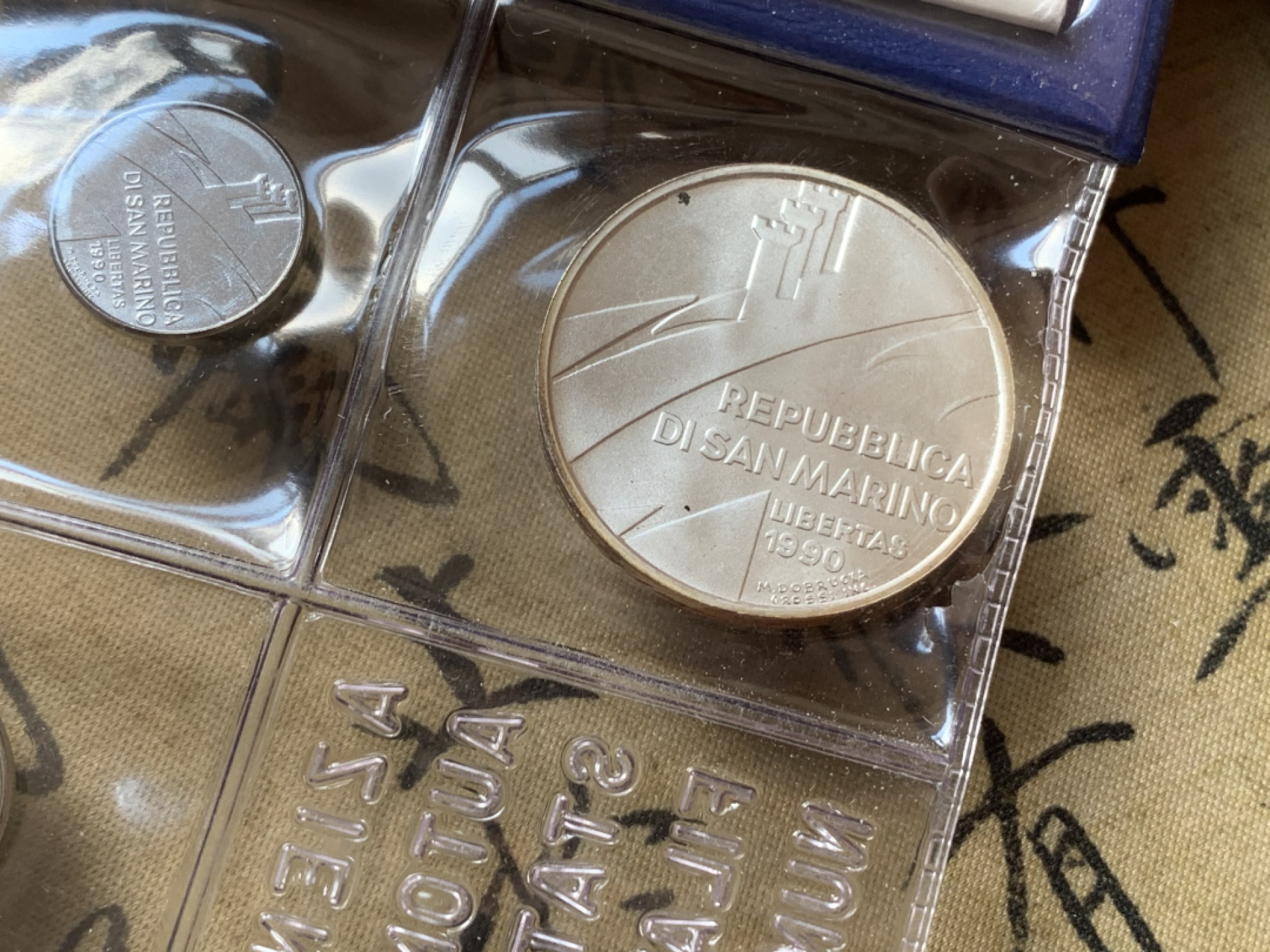 《竞宝斋》第80场-本周日，周一 2场连拍（全场不限金额包邮） 钱包装 圣马力诺 1990年 圣马力诺1990年 十枚装 过去与未来主题 带1000里拉大银币一枚 完美状态