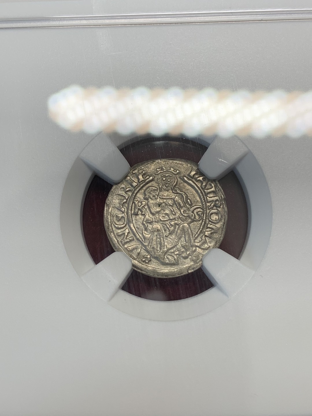 《竞宝斋》第80场-本周日，周一 2场连拍（全场不限金额包邮） NGC MS62 冠军分 神罗匈牙利1519年圣母抱婴第纳尔银币 较早年份强光好品