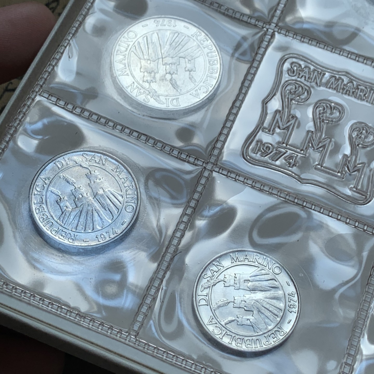 《竞宝斋》第80场-本周日，周一 2场连拍（全场不限金额包邮） 原盒证书 圣马力诺 1974年 八枚封装 带500里拉银币一枚