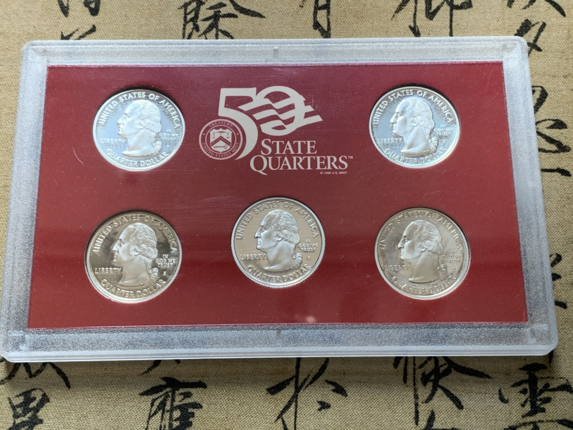 《竞宝斋》第80场-本周日，周一 2场连拍（全场不限金额包邮） 美国 2000年 盒装套币组合 内含2组套币 ，总计含7枚900银 银币 状态保存的非常好