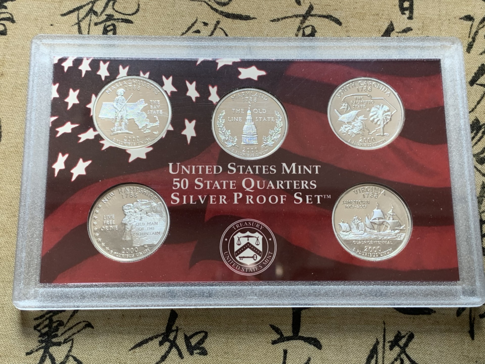 《竞宝斋》第80场-本周日，周一 2场连拍（全场不限金额包邮） 美国 2000年 盒装套币组合 内含2组套币 ，总计含7枚900银 银币 状态保存的非常好