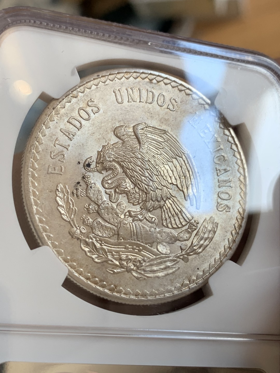 《竞宝斋》第80场-本周日，周一 2场连拍（全场不限金额包邮） NGC-MS64 墨西哥1947年 印第安人头像 5比索大银币 高分顶级品相