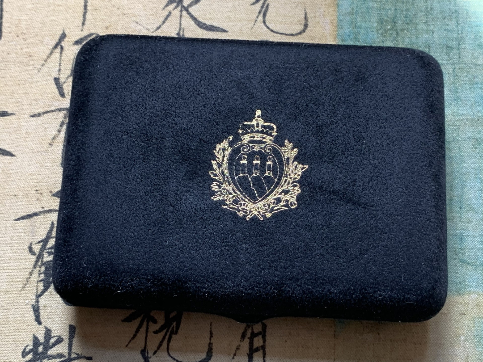 《竞宝斋》第80场-本周日，周一 2场连拍（全场不限金额包邮） 原盒证书 圣马力诺 1994年 足球 500/1000里拉 精制PROOF纪念银币一对 完美状态