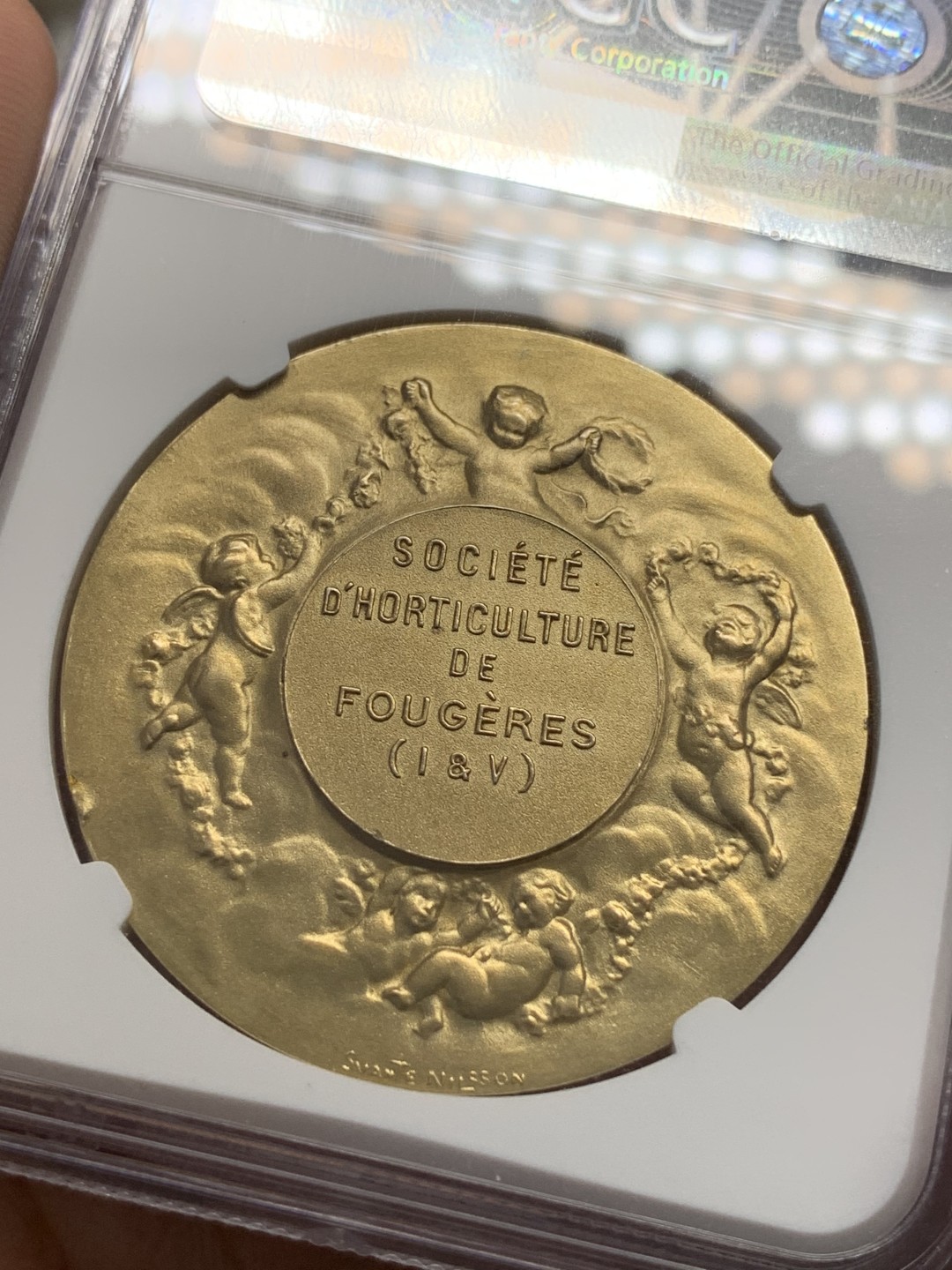 《竞宝斋》第80场-本周日，周一 2场连拍（全场不限金额包邮） NGC MS64 法国镀金银章 尼尔森园艺协会银章 丰饶角argent银标 实际铸造日期1880年左右 园丁在玫瑰花田劳作 小天使非常可爱