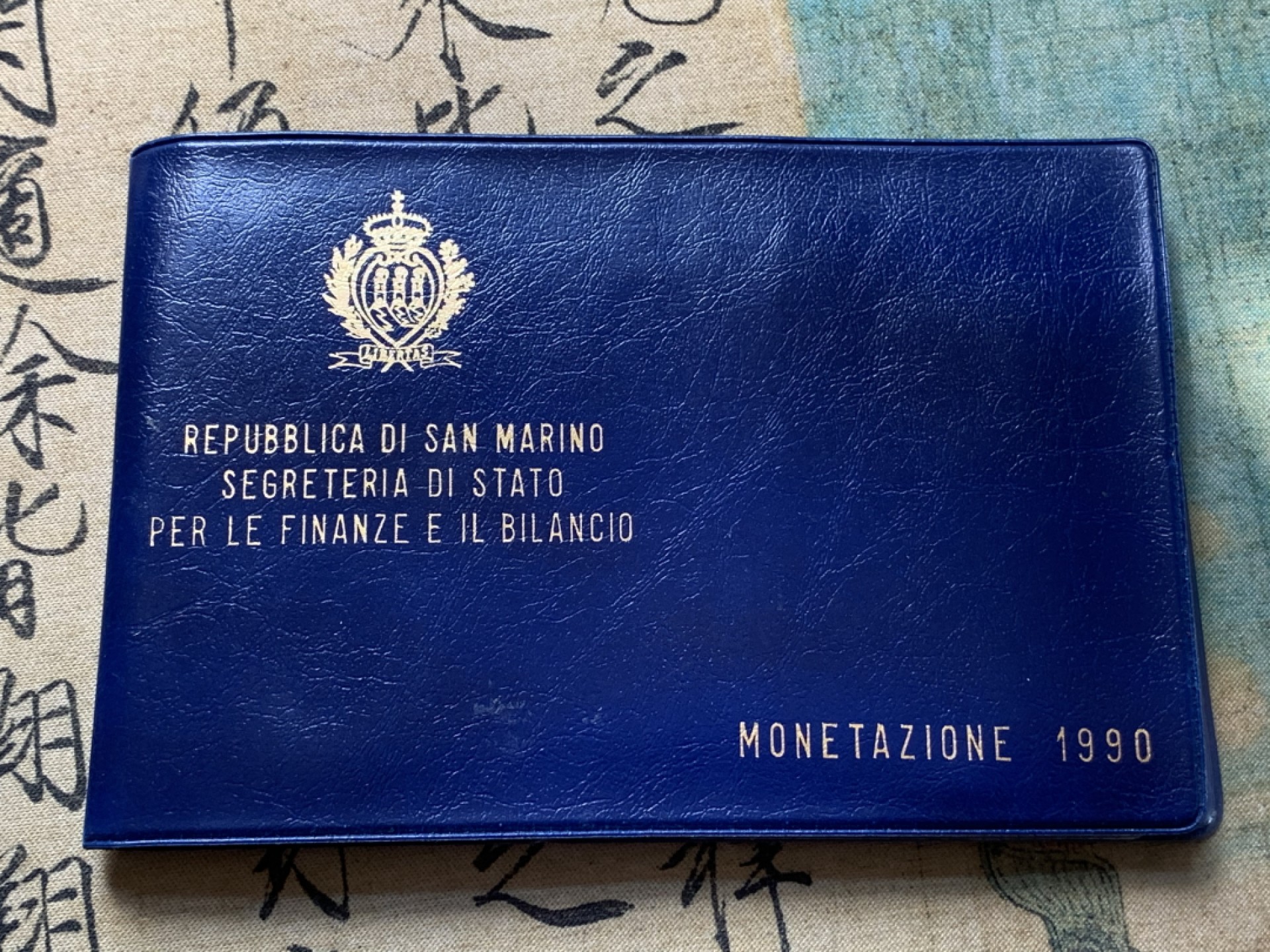 《竞宝斋》第80场-本周日，周一 2场连拍（全场不限金额包邮） 钱包装 圣马力诺 1990年 圣马力诺1990年 十枚装 过去与未来主题 带1000里拉大银币一枚 完美状态