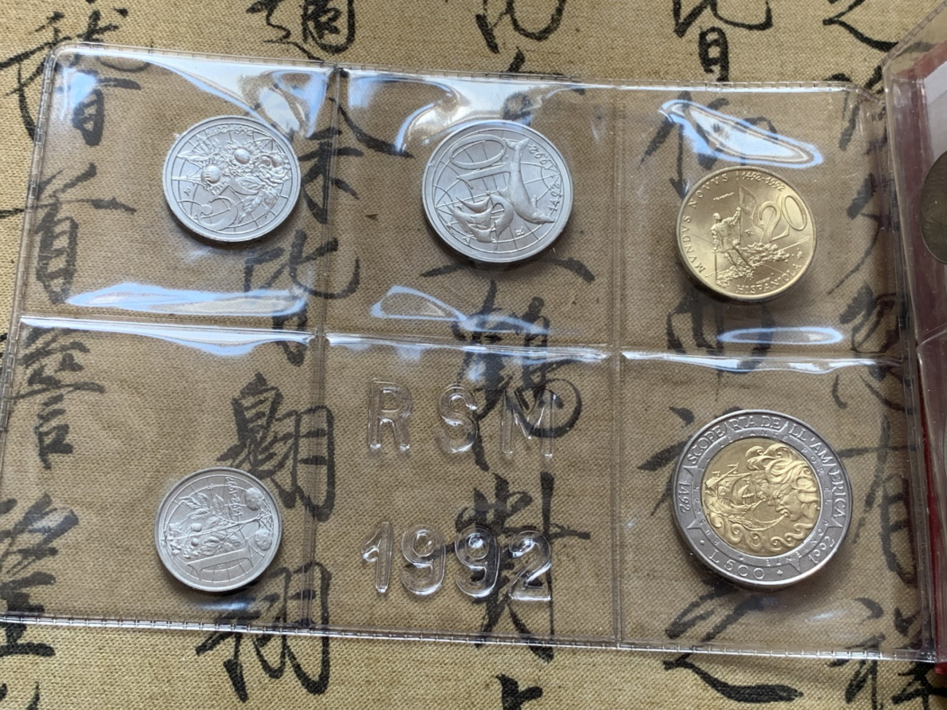 《竞宝斋》第80场-本周日，周一 2场连拍（全场不限金额包邮） 钱包装 圣马力诺 1992年  十枚装 哥伦布航海 1000里拉大银币一枚 完美状态