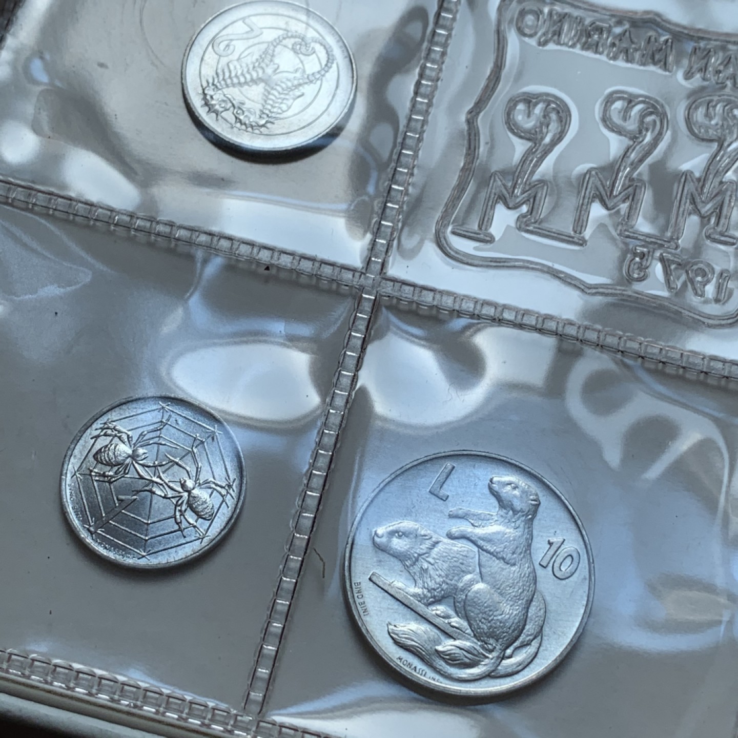 《竞宝斋》第80场-本周日，周一 2场连拍（全场不限金额包邮） 原盒证书 圣马力诺 1975年 八枚封装 带500里拉银币一枚