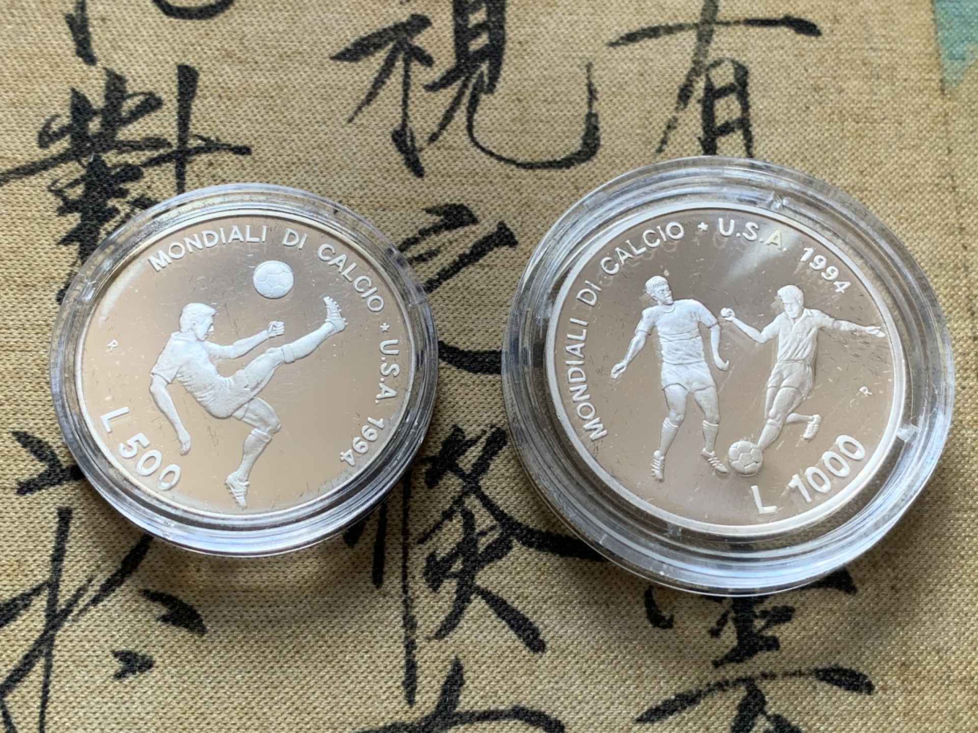 《竞宝斋》第80场-本周日，周一 2场连拍（全场不限金额包邮） 原盒证书 圣马力诺 1994年 足球 500/1000里拉 精制PROOF纪念银币一对 完美状态