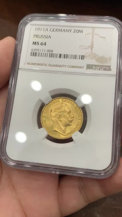 《竞宝斋》第80场-本周日，周一 2场连拍（全场不限金额包邮） NGC-MS64 德国普鲁士 1911年 威廉二世20马克 金币 平时能见到的62分 这枚64分是金字塔顶尖的东西了