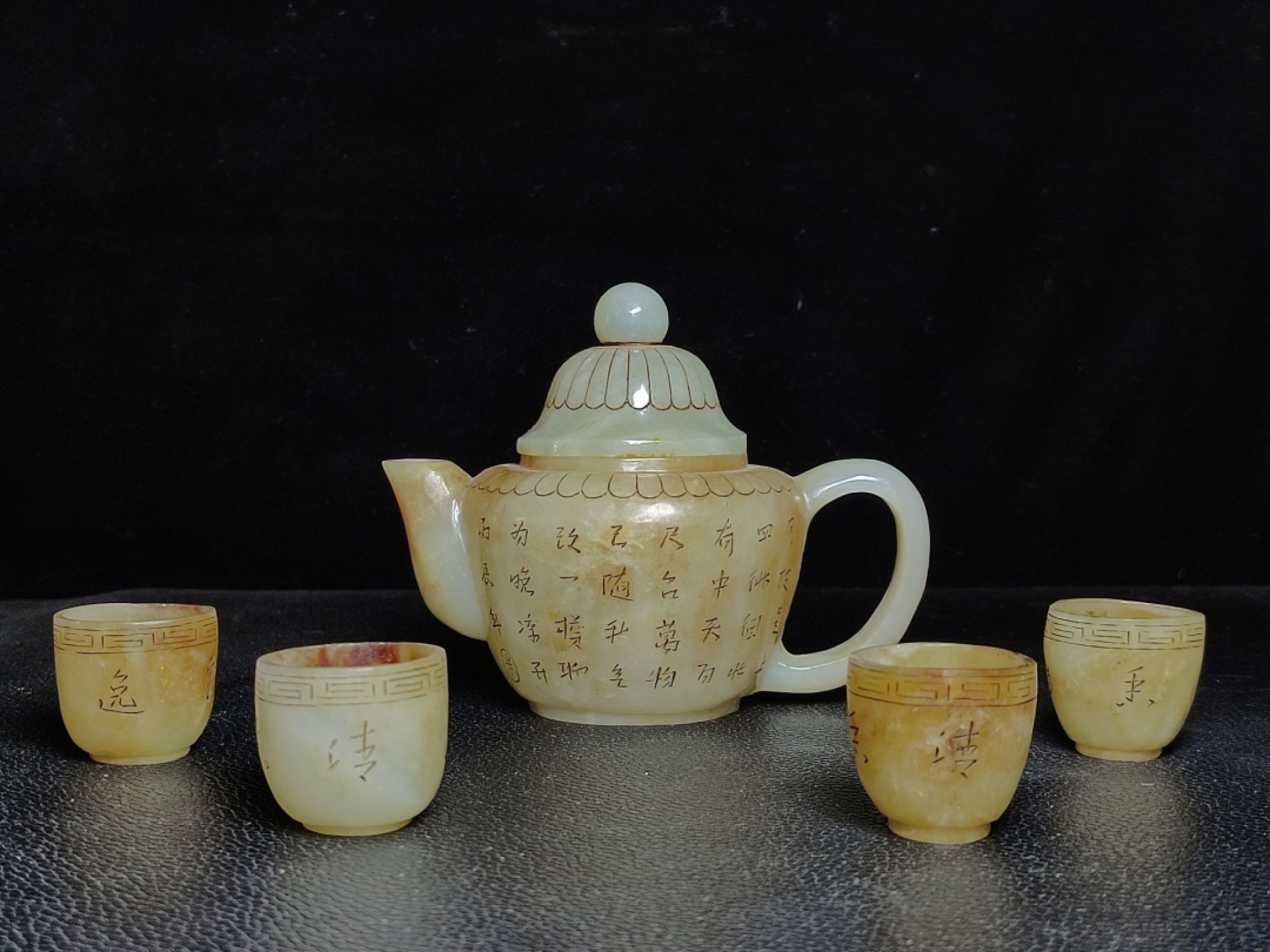 和田玉雕刻玉壶一套，工艺精美，玉质细腻油润，品相完美，细节如图