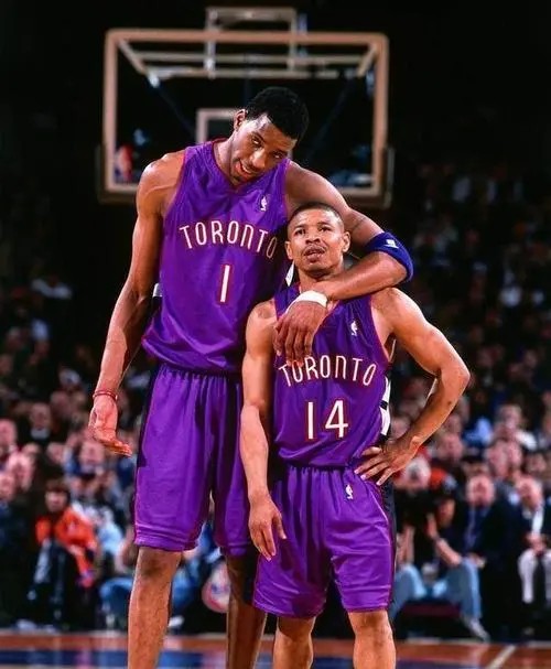 零元拍：NBA历史最矮球员 小虫博格斯签字球衣带装裱框 与乔丹出演《空中大灌篮》BGS/BAS公司亲笔签名鉴定认证标+证书。