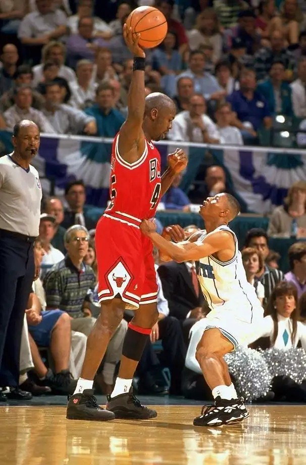 零元拍：NBA历史最矮球员 小虫博格斯签字球衣带装裱框 与乔丹出演《空中大灌篮》BGS/BAS公司亲笔签名鉴定认证标+证书。