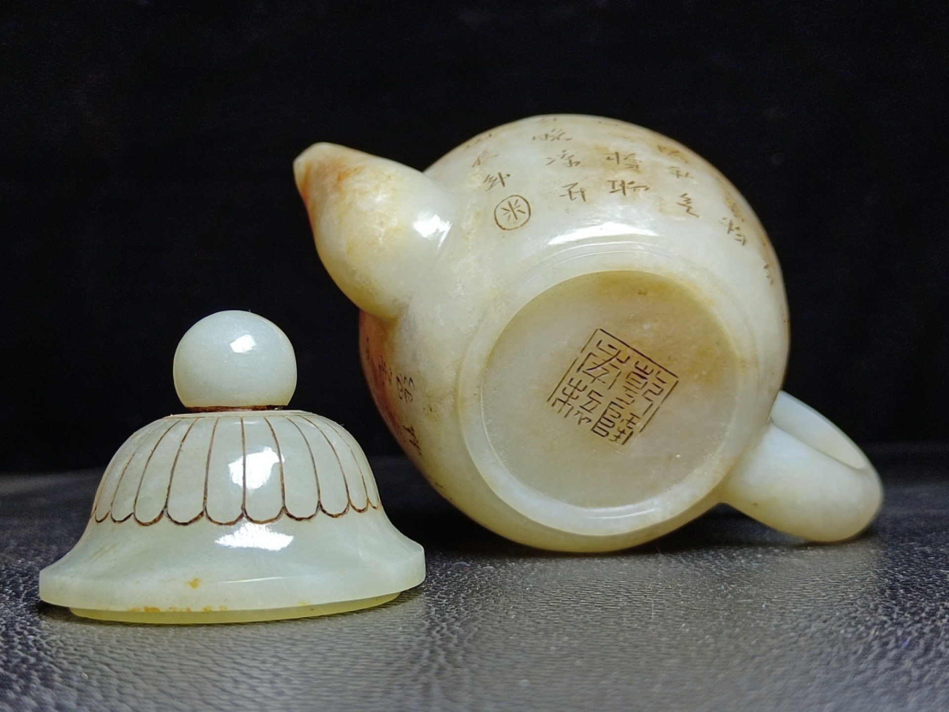 和田玉雕刻玉壶一套，工艺精美，玉质细腻油润，品相完美，细节如图