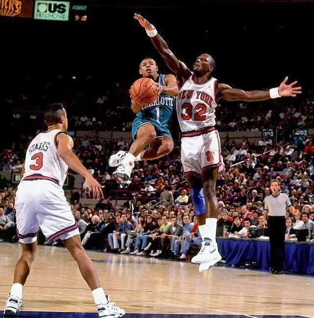 零元拍：NBA历史最矮球员 小虫博格斯签字球衣带装裱框 与乔丹出演《空中大灌篮》BGS/BAS公司亲笔签名鉴定认证标+证书。