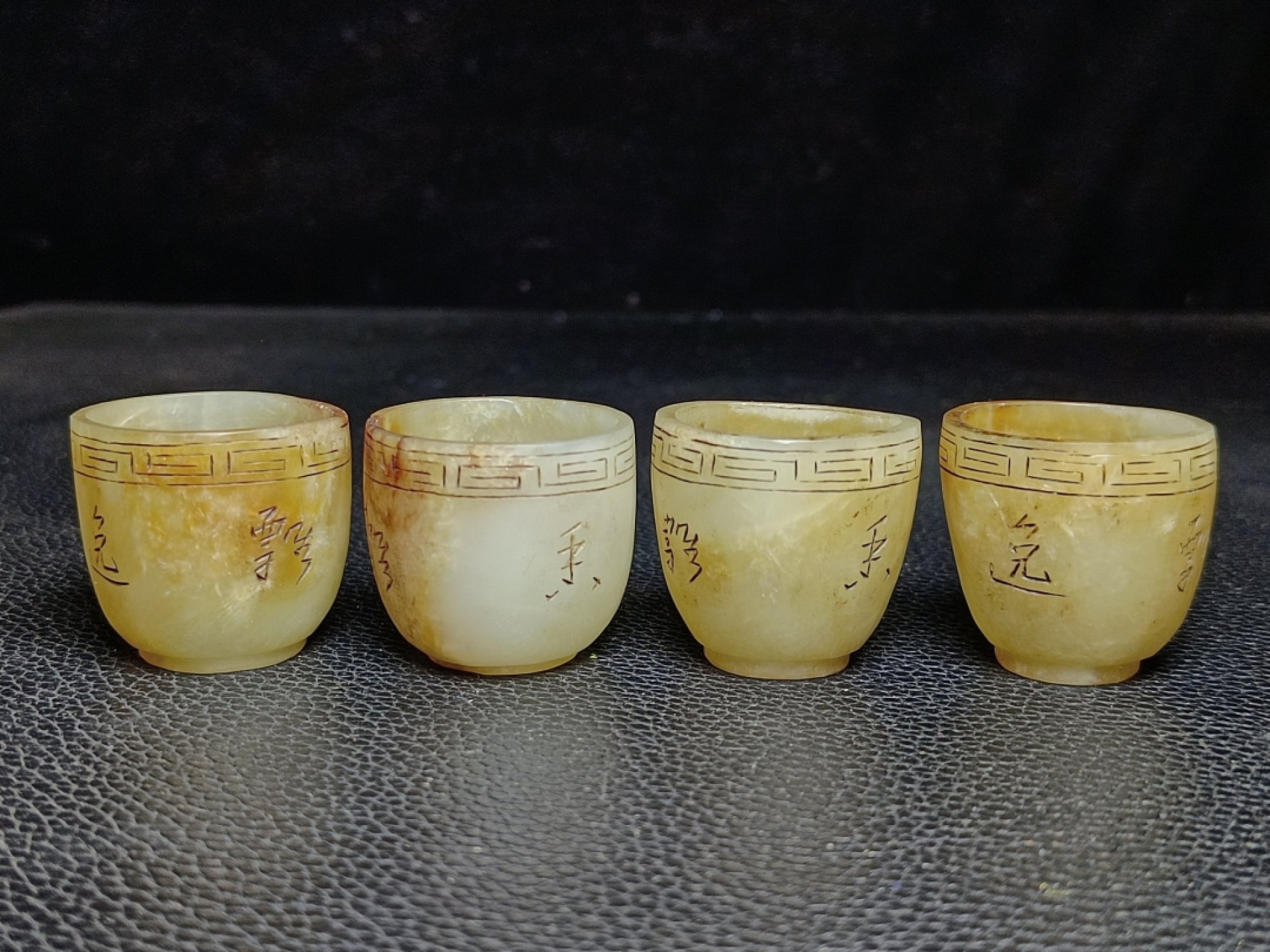 和田玉雕刻玉壶一套，工艺精美，玉质细腻油润，品相完美，细节如图