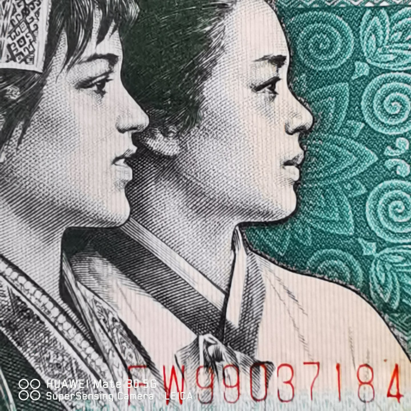 千家老金专利精品！钱坤最新出炉的个性标～妙笔云山爱一生！形态异常的飘逸，隽秀。既像是云翻雾幻的天成之作，又像是大师提笔的一气呵成！横看像写意书法～山，又像阿拉伯数字213～爱一生。竖看又像是水墨丹青的～了字！如此灵动的云山，如此灵异的漏墨，如此灵犀的爱一生～不了情，已经深深印刻在人们的心中！ 再拍几张8002梅花篆印，梅花银扣姐妹花！栩栩如生，篆字生花！ 众里寻她千百度，却见梅花篆字印在美女发簪处！梅花银扣的姐妹花，梅花篆印，每一张都是方印，每一方都像篆刻着生动的象形文字，每一方还不尽相同，可以说张张是孤品！仅有一刀，越拍越少，越拍越觉得珍贵！8002稀有老冠，FW99037184，金光国辉版梅花篆印，绝品裸币单张！！